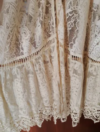 Vestido largo de encaje beige