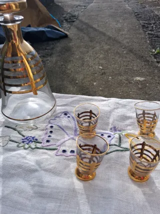 Set bottiglia e 7 bicchierini vintage