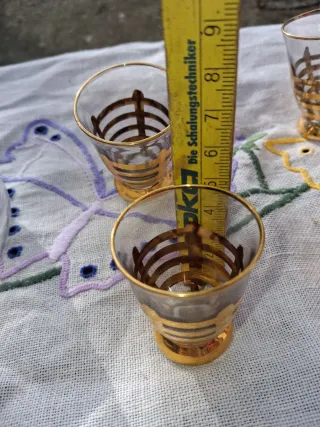 Set bottiglia e 7 bicchierini vintage