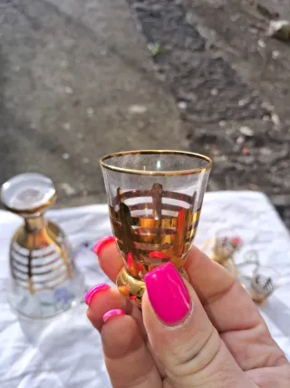 Set bottiglia e 7 bicchierini vintage