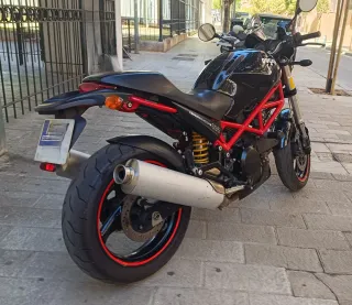 Ducati Monster 695 Negra/Roja