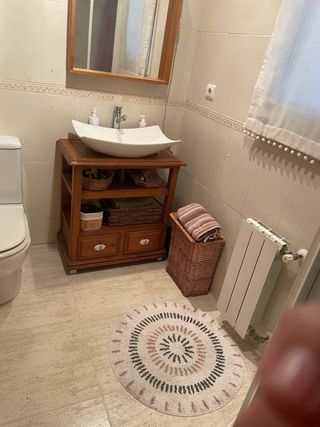 Mueble de baño de madera con lavabo