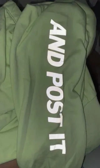 Sudadera verde "Take a pic and post it" de Bershka