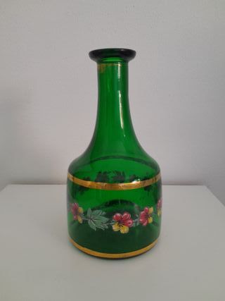 Vaso in vetro verde con decorazione floreale