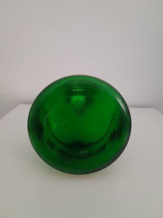 Vaso in vetro verde con decorazione floreale