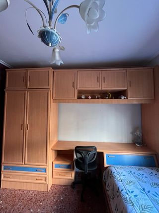 Dormitorio juvenil: armario, escritorio y 2 camas