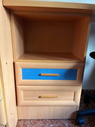 Dormitorio juvenil: armario, escritorio y 2 camas