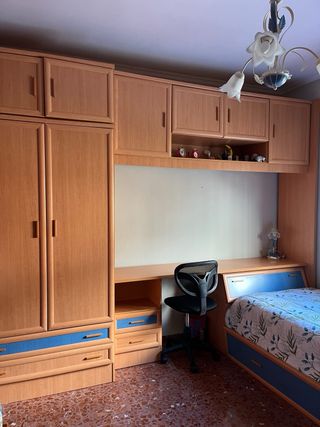 Dormitorio juvenil: armario, escritorio y 2 camas