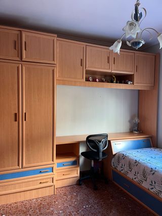 Dormitorio juvenil: armario, escritorio y 2 camas