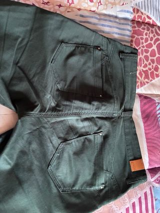 Pantalón pitillo verde botella