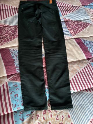 Pantalón pitillo verde botella