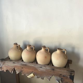 Lote 4 cántaros barro + soporte madera