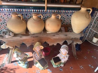 Lote 4 cántaros barro + soporte madera