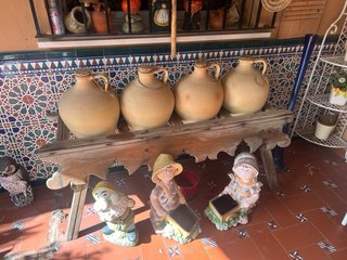 Lote 4 cántaros barro + soporte madera