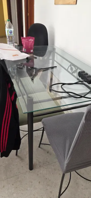 Mesa de comedor de cristal y forja.