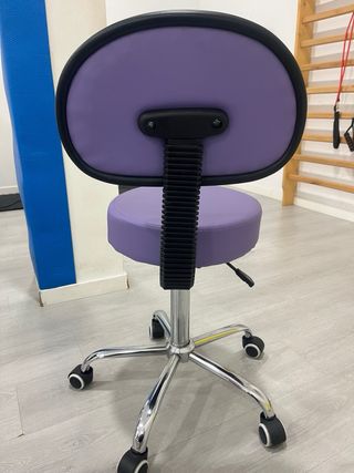 Taburete con respaldo morado