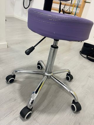 Taburete con respaldo morado