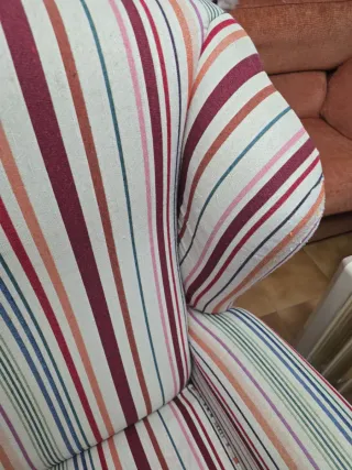 Sillón de tela multicolor lo regalo la primera per
