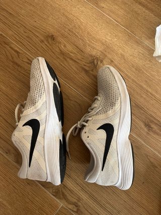 Zapatillas deportivas Nike blancas y negras