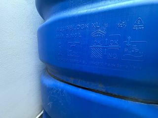 Depósitos de agua azules resistentes