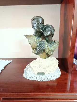 Figura de metal y piedra