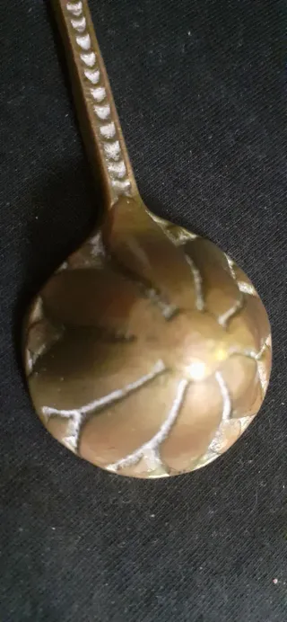 Apagavelas de bronce inglés antiguo.