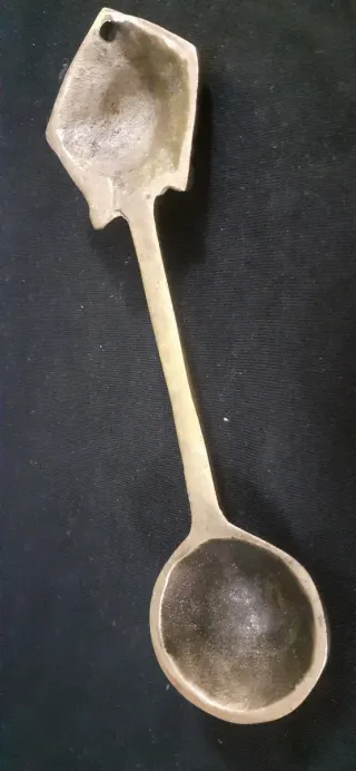 Apagavelas de bronce inglés antiguo.