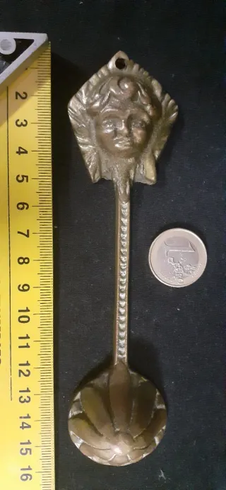 Apagavelas de bronce inglés antiguo.