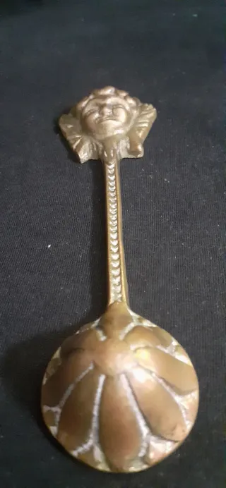 Apagavelas de bronce inglés antiguo.