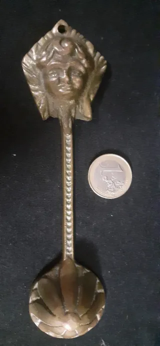 Apagavelas de bronce inglés antiguo.