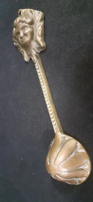 Apagavelas de bronce inglés antiguo.