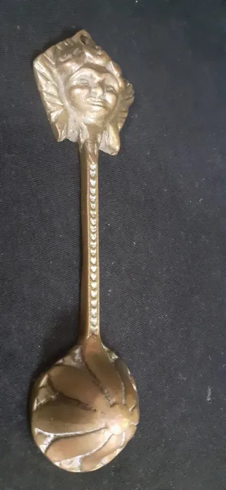 Apagavelas de bronce inglés antiguo.