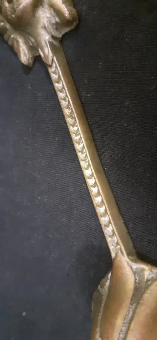 Apagavelas de bronce inglés antiguo.