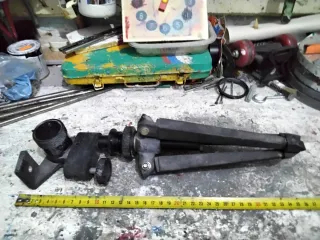Trípode antiguo para telescopio tiro