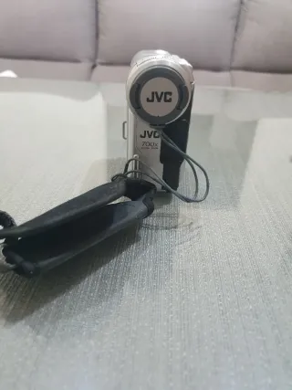 Cámara de video JVC con batería inflada.