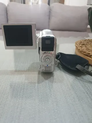 Cámara de video JVC con batería inflada.