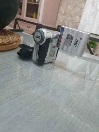 Cámara de video JVC con batería inflada.
