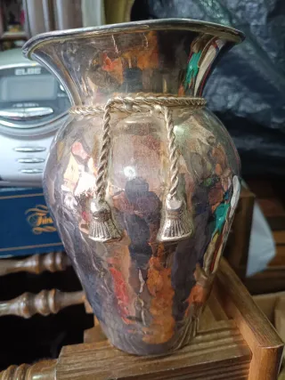 Jarrón plateado con cuerda y borlas