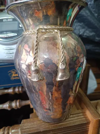 Jarrón plateado con cuerda y borlas