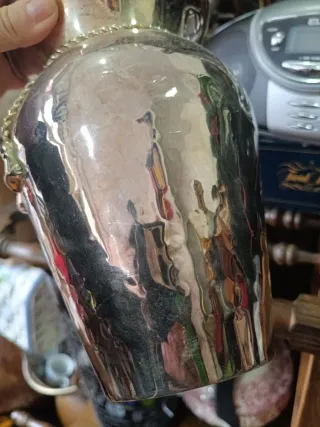 Jarrón plateado con cuerda y borlas