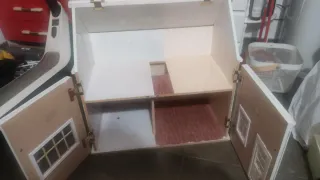 Casa de muñecas de madera tradicional