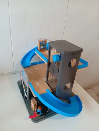Garaje de juguete con ascensor y rampas