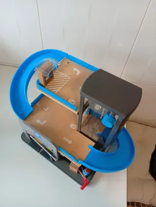 Garaje de juguete con ascensor y rampas