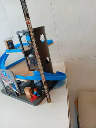 Garaje de juguete con ascensor y rampas