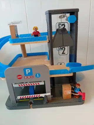 Garaje de juguete con ascensor y rampas