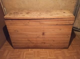 Mesa rústica hecha a mano.