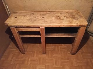 Mesa rústica hecha a mano.