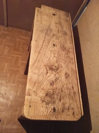 Mesa rústica hecha a mano.