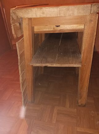 Mesa rústica hecha a mano.