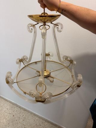 Lámpara de salón dorada y transparente